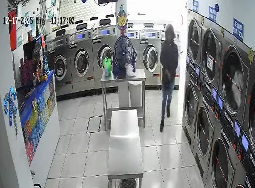 VIDEO: Asaltantes con cascos amenazan a clientes y empleados de una lavandería