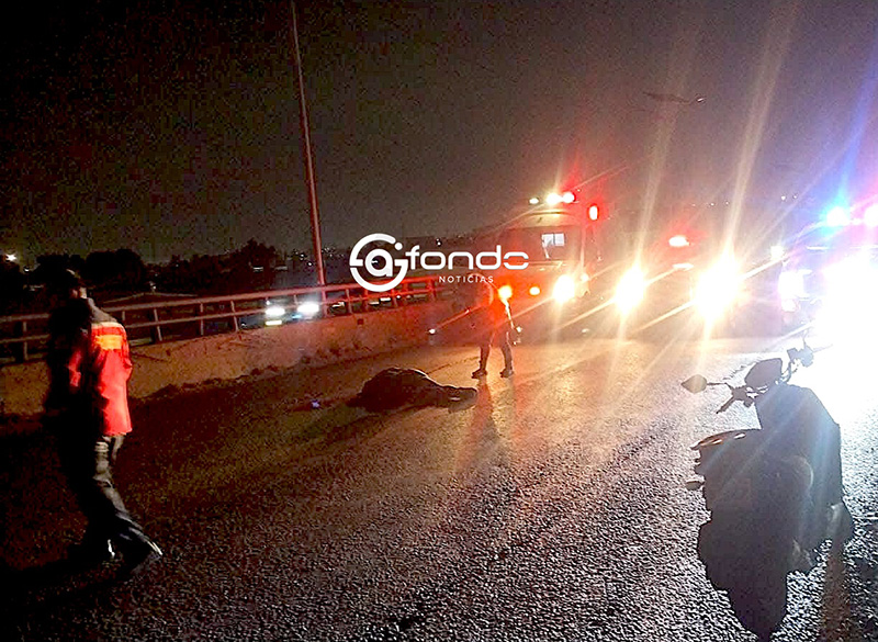 LAMENTABLE. Joven en motocicleta muere al chocar contra un auto en la Vía López Portillo