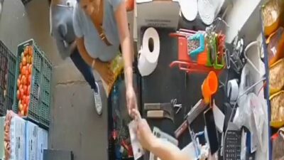 VIDEO: Graban a madre e hija cuando intentan estafar en una tiendita
