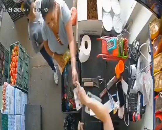 VIDEO: Graban a madre e hija cuando intentan estafar en una tiendita
