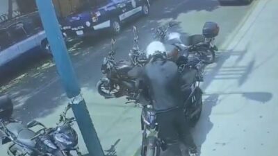 VIDEO: Ladrón se lleva una motocicleta frente a una patrulla encendida