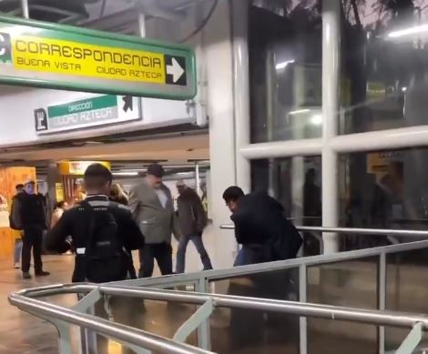 VIDEO: Usuario del Metro da golpiza a ladrón que robó su celular