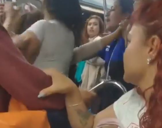 VIDEO: ‘¡Bájate!’; mujeres se dan con todo y se amenazan en un vagón del Metro