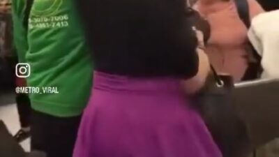 VIDEO: Usuario del Metro da golpiza a persona de la comunidad LGBT en un vagón