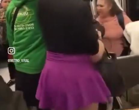 VIDEO: Usuario del Metro da golpiza a persona de la comunidad LGBT en un vagón