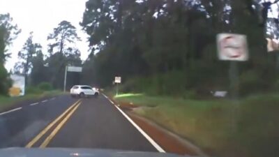VIDEO: ‘¿Qué pasó?’; conductor esquiva ataque armado en la carretera
