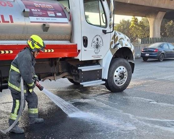 CAOS:  Derrame de cemento causa enorme desastre en autopista de Edomex