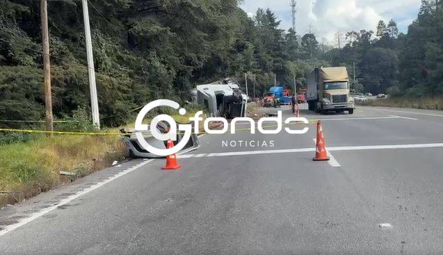 URGENTE: Tráiler de doble remolque vuelca en carretera de Edomex; hay un muerto