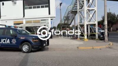 URGENTE: Señor caminaba solo y cae muerto junto a un puente