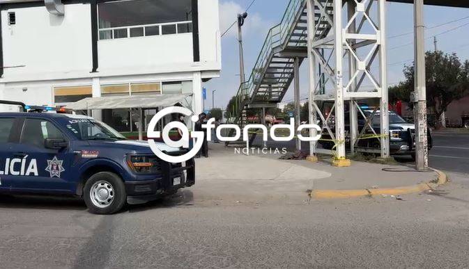 URGENTE: Señor caminaba solo y cae muerto junto a un puente