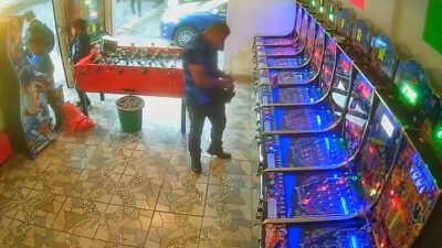 VIDEO: Militar jugaba ‘maquinitas’, policías llegan por él y se arma la campal