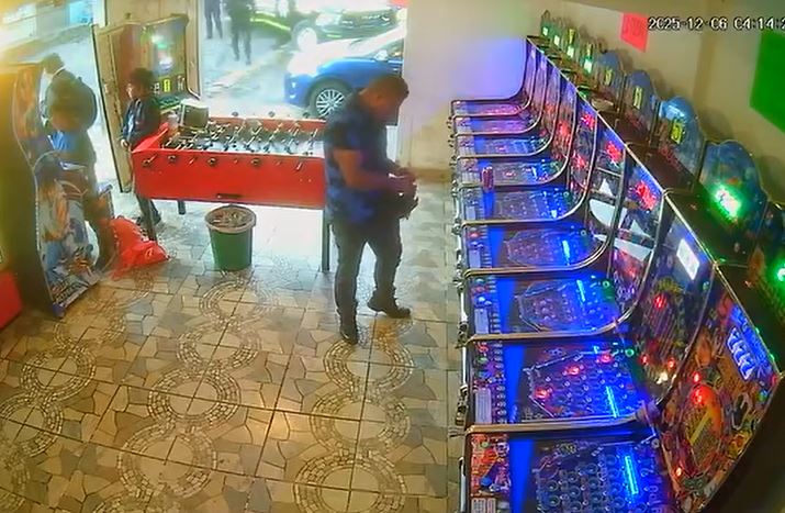 VIDEO: Militar jugaba ‘maquinitas’, policías llegan por él y se arma la campal