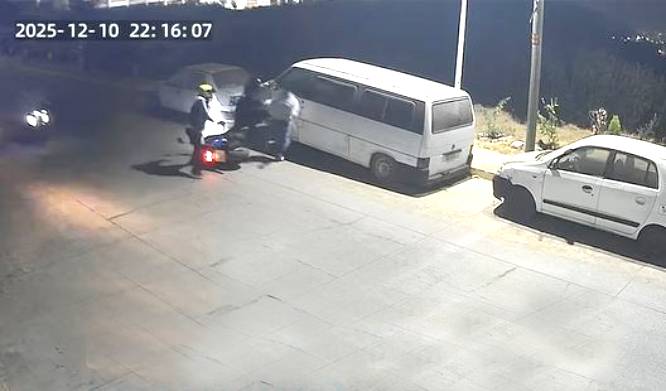 VIDEO: ‘¡Ya, por favor!’; joven grita por ayuda mientras le roban su moto