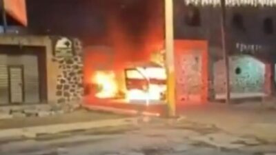TERROR: Criminales bajan a chofer, queman su combi y amenazan con matar en Edomex