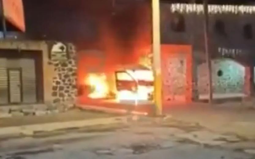 TERROR: Criminales bajan a chofer, queman su combi y amenazan con matar en Edomex