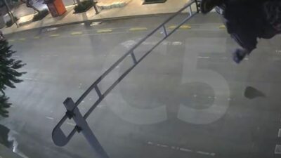 VIDEO: Paracaidista gringo queda atorado en un semáforo