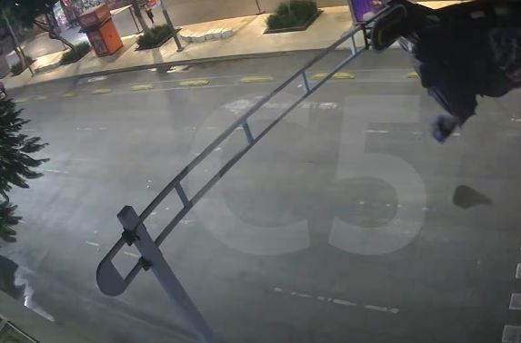 VIDEO: Paracaidista gringo queda atorado en un semáforo