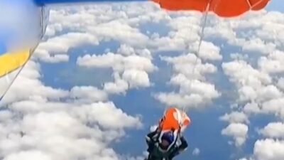 VIDEO VIRAL: ‘¡Vaya susto!’; paracaidista queda atorado en el ala de la avioneta