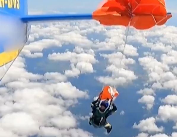 VIDEO VIRAL: ‘¡Vaya susto!’; paracaidista queda atorado en el ala de la avioneta