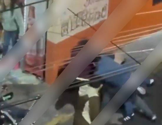 VIDEO: Borrachos noquean dos veces al dueño de la tiendita donde tomaban