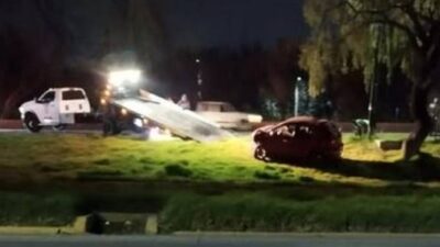 VIDEO. Choque entre tres autos provoca pelea a puñetazos entre conductores y un policía