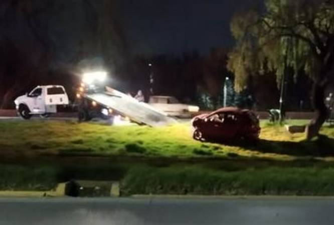 VIDEO. Choque entre tres autos provoca pelea a puñetazos entre conductores y un policía