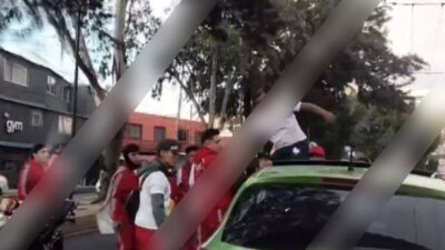 VIDEO: ‘Peregrinos’ en motos destrozan auto y amenazan a un conductor