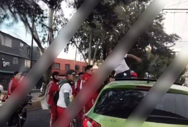 VIDEO: ‘Peregrinos’ en motos destrozan auto y amenazan a un conductor