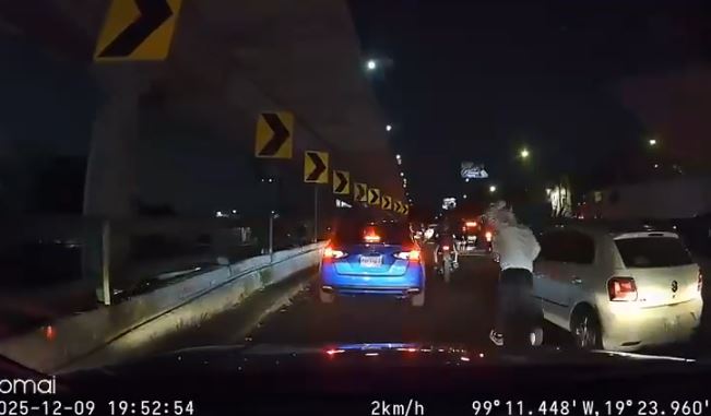 VIDEO: Rateros en moto atacan a conductores varados en Periférico