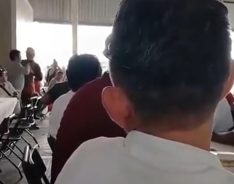 VIDEO: Payaso da golpiza a borracho que insultó a su esposa a medio show