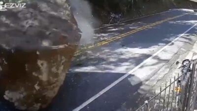 VIDEO: Motociclista se salva de morir aplastado por una piedra gigante