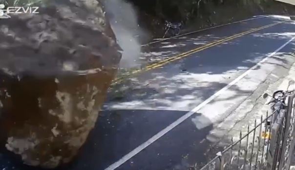 VIDEO: Motociclista se salva de morir aplastado por una piedra gigante