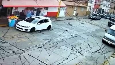 VIDEO: Policías usan patrulla para ‘aplastar’ a joven que huía en bicicleta