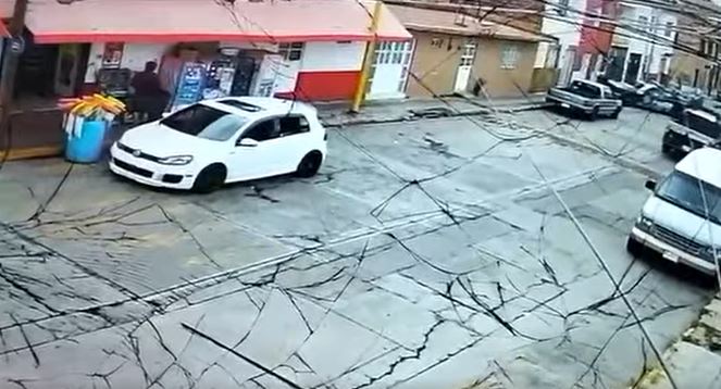 VIDEO: Policías usan patrulla para ‘aplastar’ a joven que huía en bicicleta