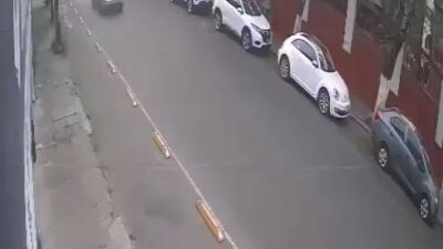 VIDEO: Mujer en moto ocasiona que la arrollen; el conductor escapó