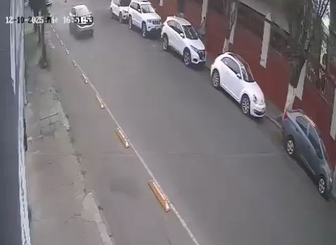 VIDEO: Mujer en moto ocasiona que la arrollen; el conductor escapó