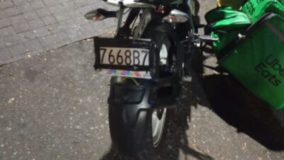 SALVAJE: Repartidor en moto y ajustador de GNP son baleados por conductor furioso