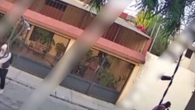 VIDEO: Mujer se aferra a su bolso mientras lucha contra un asaltante