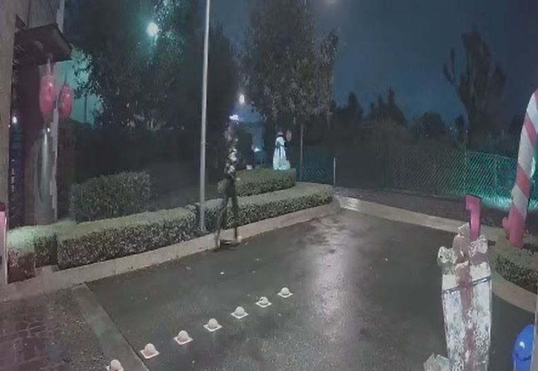 VIDEO: Niña de 12 años sale sola de noche y desaparece misteriosamente