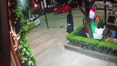 VIDEO: ‘Grinch’ arruina la Navidad y se roba un Santa Claus inflable