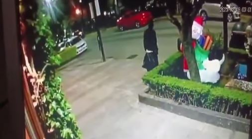 VIDEO: ‘Grinch’ arruina la Navidad y se roba un Santa Claus inflable