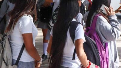 TERROR: Jovencita de secundaria apuñala por la espalda a compañera en el homenaje