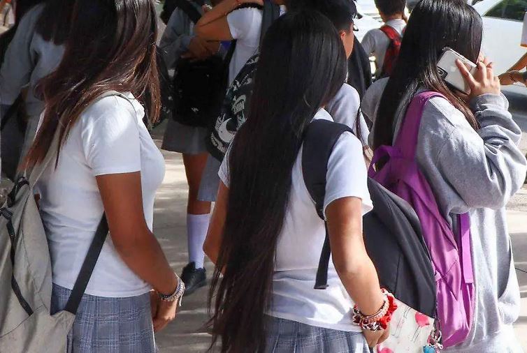 TERROR: Jovencita de secundaria apuñala por la espalda a compañera en el homenaje