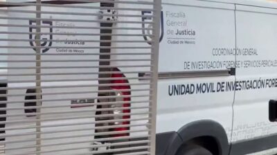IMPACTANTE: Policías y paramédicos llegan a un depa; alguien estaba muerto