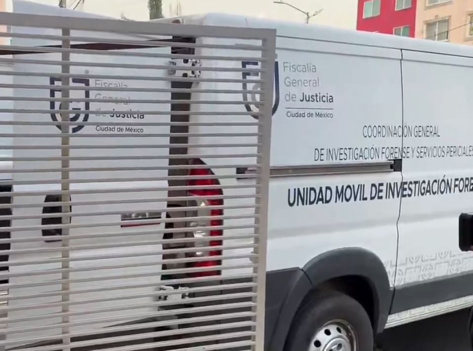 IMPACTANTE: Policías y paramédicos llegan a un depa; alguien estaba muerto