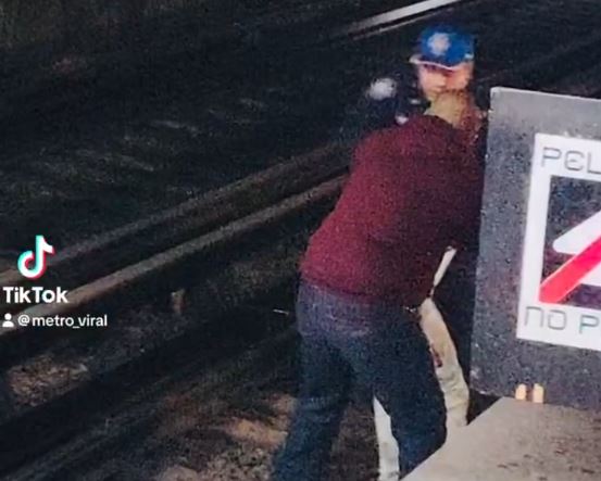 CAOS: Borrachos bajan a las vías y causan retrasos de 40 minutos en el Metro