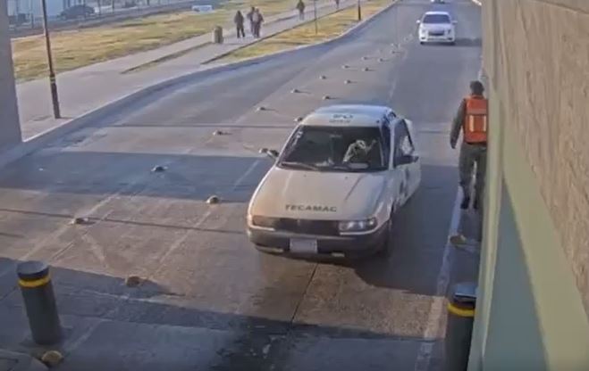 VIDEO. Taxista aplasta a soldado en la entrada de Campo Militar en Edomex