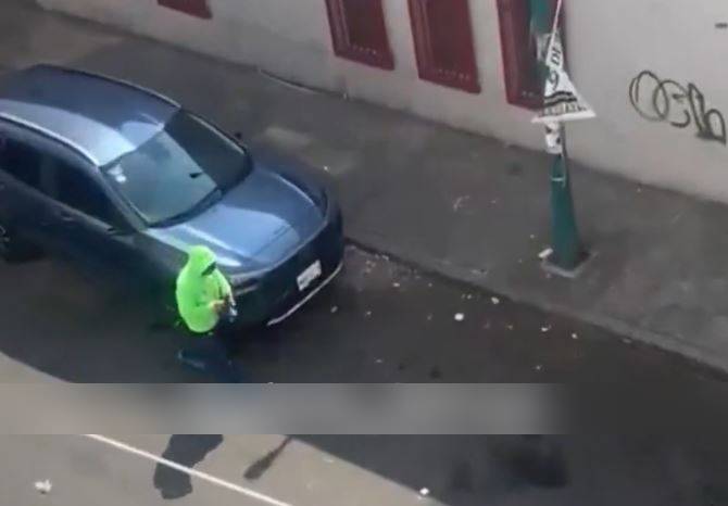 VIDEO: Exconvicto ‘fluorescente’ roba autopartes en solo tres segundos