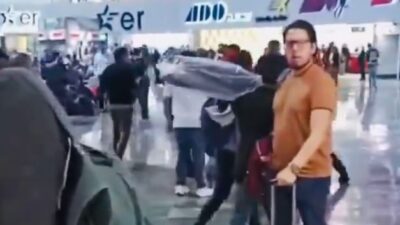 VIDEO: ‘¡No le peguen!’; pasajeros de la TAPO sorprenden y someten a ladrón venezolano