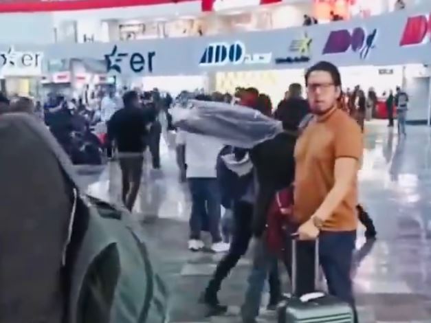 VIDEO: ‘¡No le peguen!’; pasajeros de la TAPO sorprenden y someten a ladrón venezolano